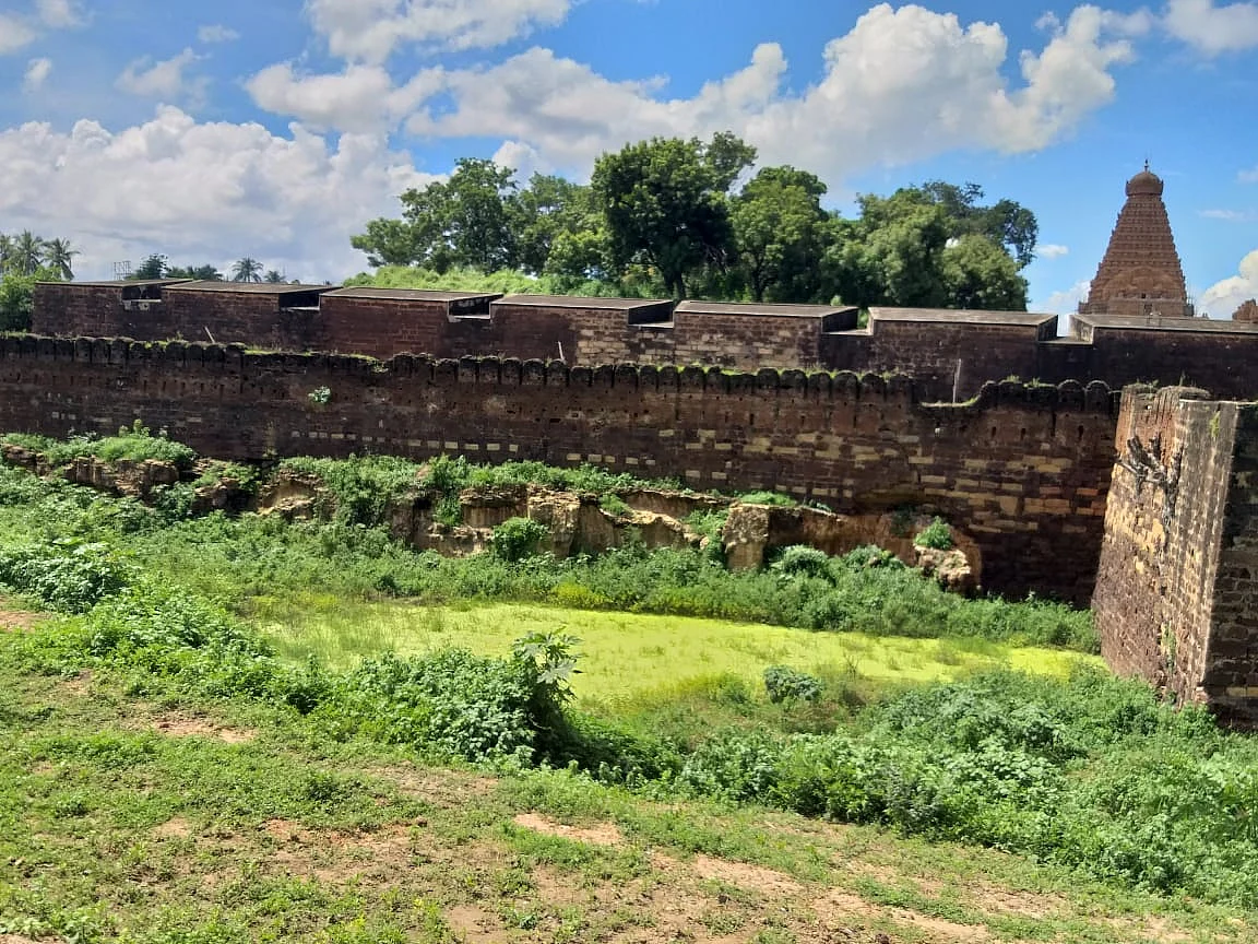 பெரிய கோயில் அகழி