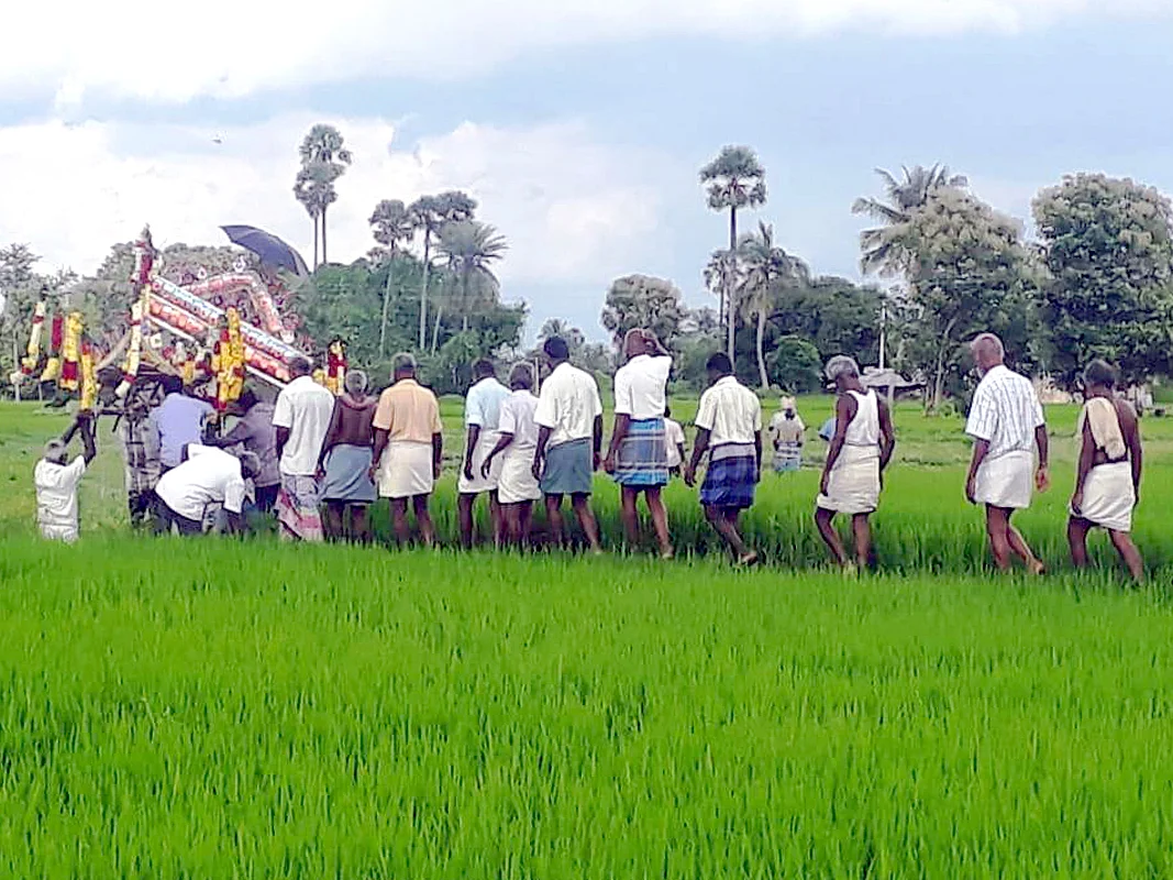 ` 75 சென்ட் மயானம்...அரை கி.மீ விவசாய நிலம்!' - வயலில் இறங்கி சடலத்தைச் சுமக்கும் ஆரணி மக்கள்