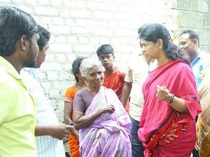 `தூத்துக்குடியைச் சூழ்ந்த வெள்ளம்; தவித்த மக்கள்!' - களமிறங்கி உதவிய கனிமொழி