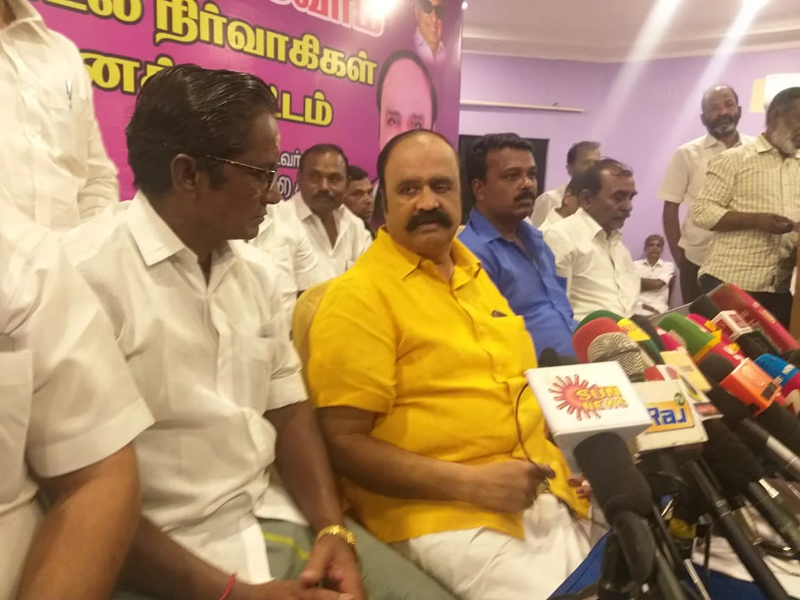கூட்டத்தில் புகழேந்தி