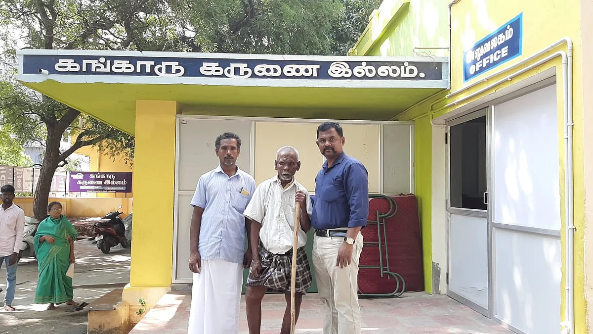 மகனுடன் முத்துசாமி