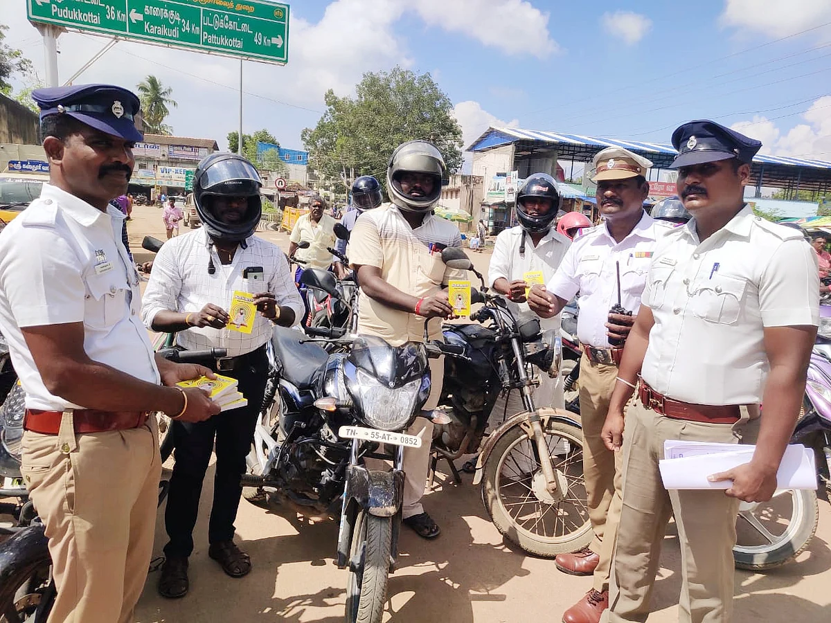 `ஹெல்மெட்டும் திருக்குறள் புத்தகமும்!' - அறந்தாங்கி போலீஸாரின் பாசிடிவ் முயற்சி