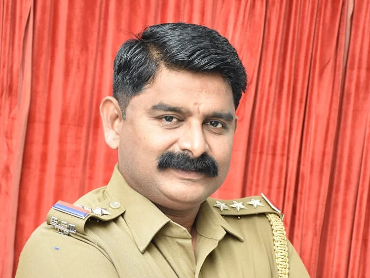 இன்ஸ்பெக்டர் இடமாற்றம்; கலங்கிய பெண்கள்! - மக்கள் மனதில் இடம்பிடித்த சிதம்பரமுருகேசனின் சீக்ரெட்