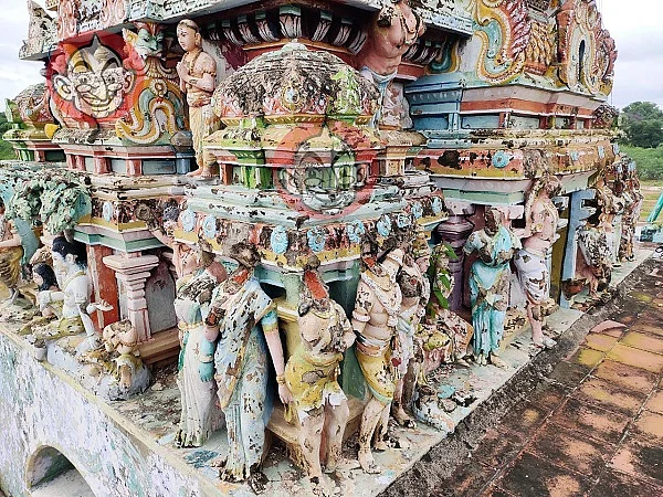 உடைந்து கிடக்கும் கோபுரச் சிற்பங்கள்