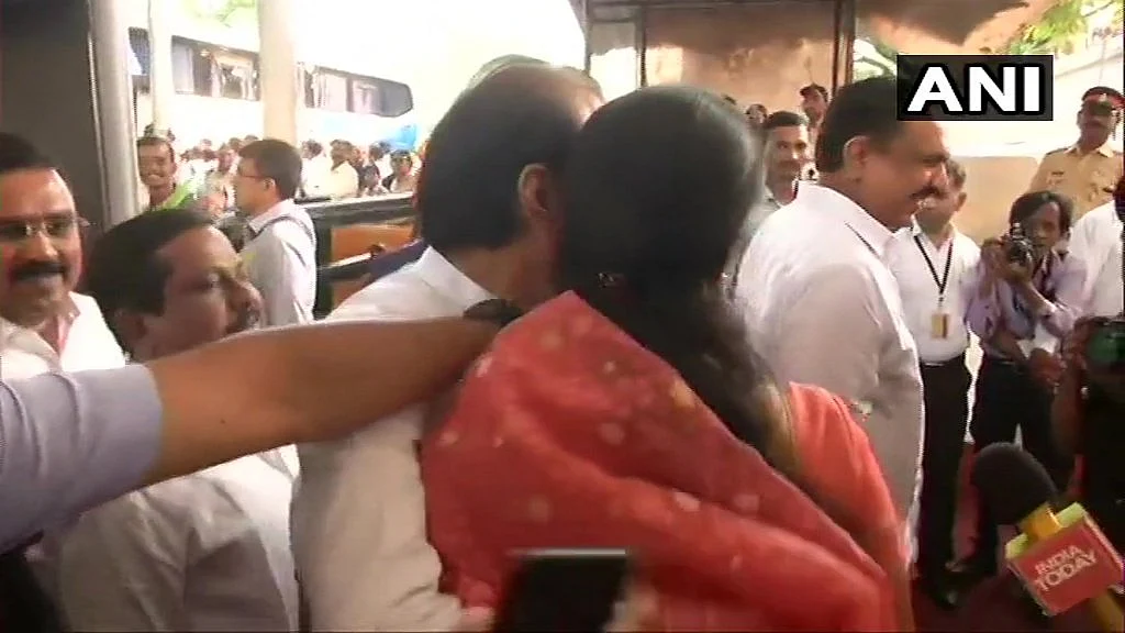 அஜித் பவாரை வரவேற்கும் சுப்ரியா சுலே