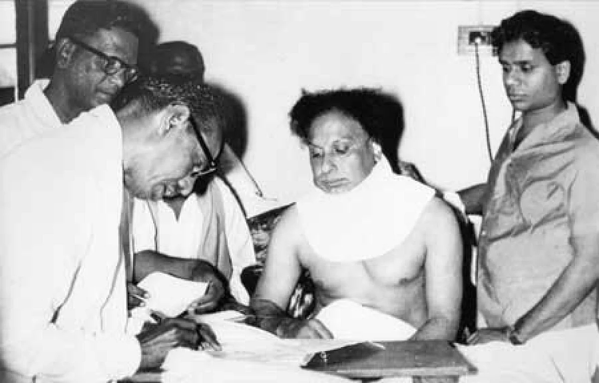 துப்பாக்கிச் சூட்டில் காயமடைந்து சிகிச்சை பெறும் எம்.ஜி.ஆர்.
