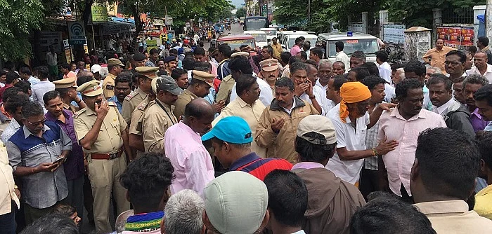 உறவினர்களுடன் பேச்சு வார்த்தையில் ஈடுபடும் காவல்துறையினர்