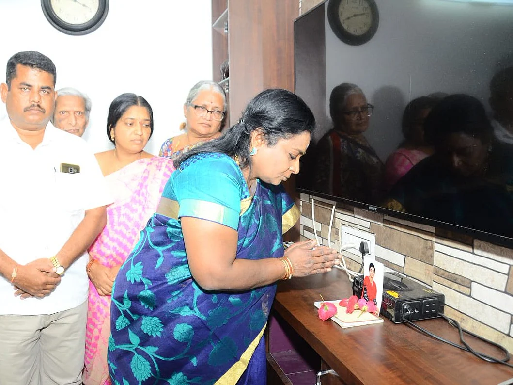 `காவல்நிலையம் முற்றுகை; ஆளுநர் தமிழிசை நேரில் ஆறுதல்!’ - பரபரக்கும் தெலங்கானா #JusticeForPriyanka