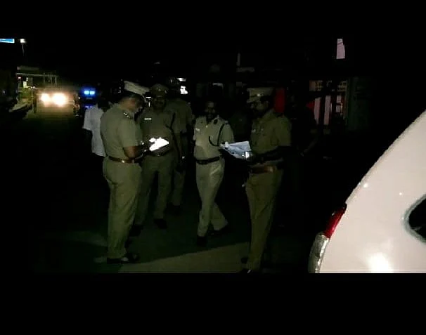 கொலை நடந்த இடத்தில் போலீஸ் விசாரணை