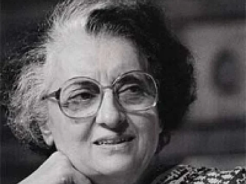 `6 ஆண்டுகள்; ரூ.4.35 கோடி!' - இந்திராகாந்தி பிறந்தவீட்டுக்கு வரிபாக்கி நோட்டீஸ்