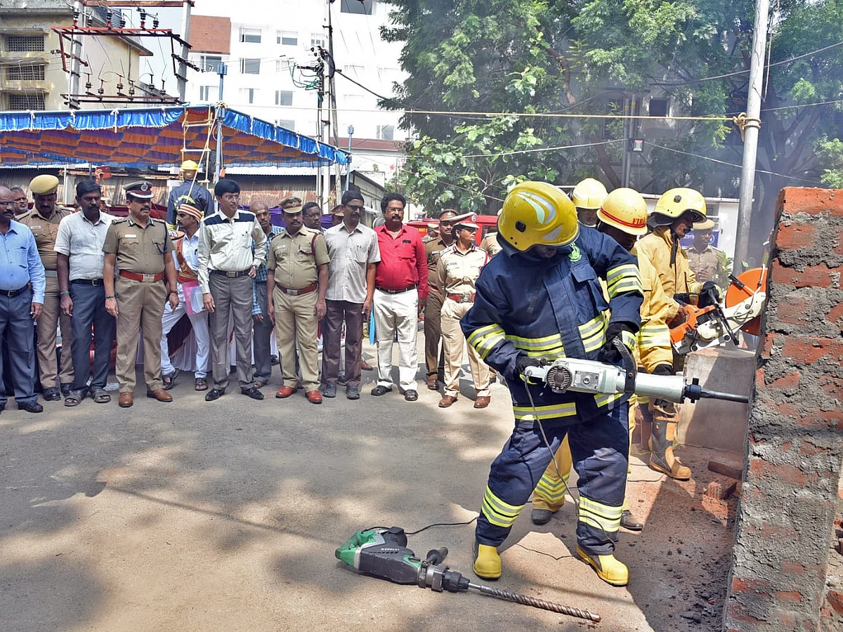 `எங்களால் மட்டும் முடியாது; மக்களும் இணைய வேண்டும்..!' - பேரிடர் மேலாண்மை குறித்து ராதாகிருஷ்ணன்