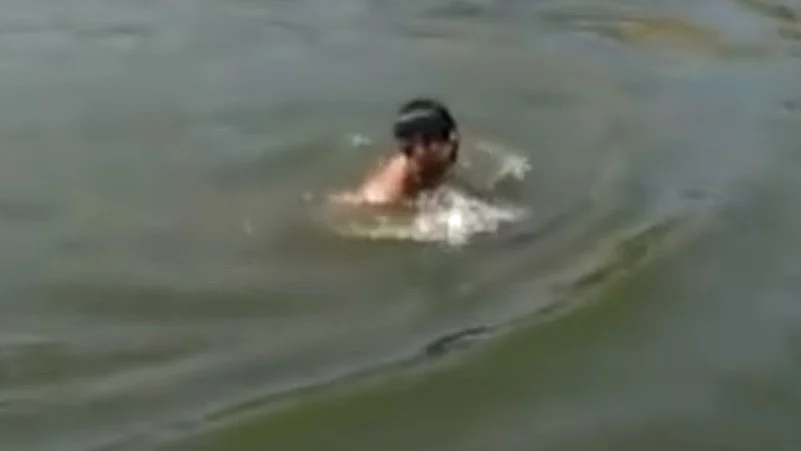 நீரில் மூழ்கும் இளைஞர்