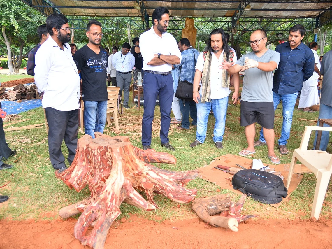 `இது லாப நோக்கங்களுக்கு அப்பாற்பட்டது!’- மரச் சிற்பக்கலை கற்று தரும் தெலுங்கு நடிகர்
