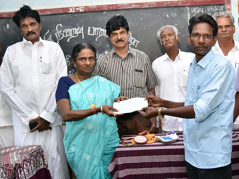 `பெற்றோரின் ஊக்கம்; ஓய்வுபெறும் நாளிலும் ரூ.50,000 நிதி!' - நெகிழவைத்த அரசுப் பள்ளி ஆசிரியை