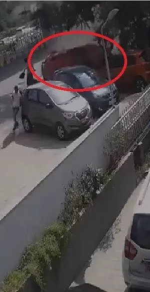 அசுர வேகம்; மேம்பாலத்தை உடைத்து பறந்த கார்- குலைநடுங்க வைக்கும் வீடியோ!