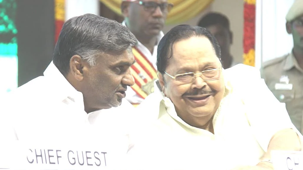 வீரமணியுடன் சிரித்துப் பேசும் துரைமுருகன்