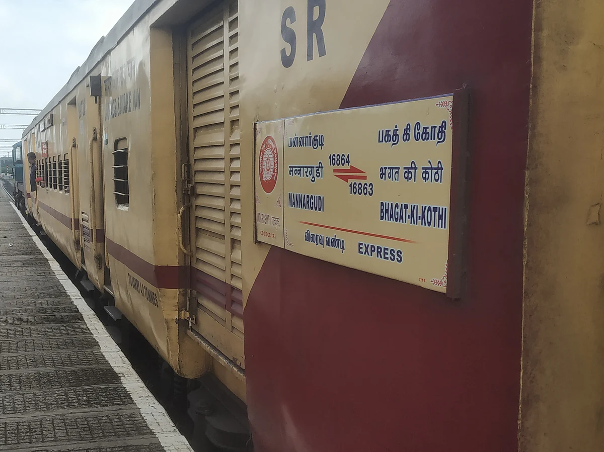 `ஓடும் ரயிலில் உடைந்த கதவு!’- பெண் பயணிக்காக மயிலாடுதுறையில் நிறுத்தப்பட்ட ரயில்