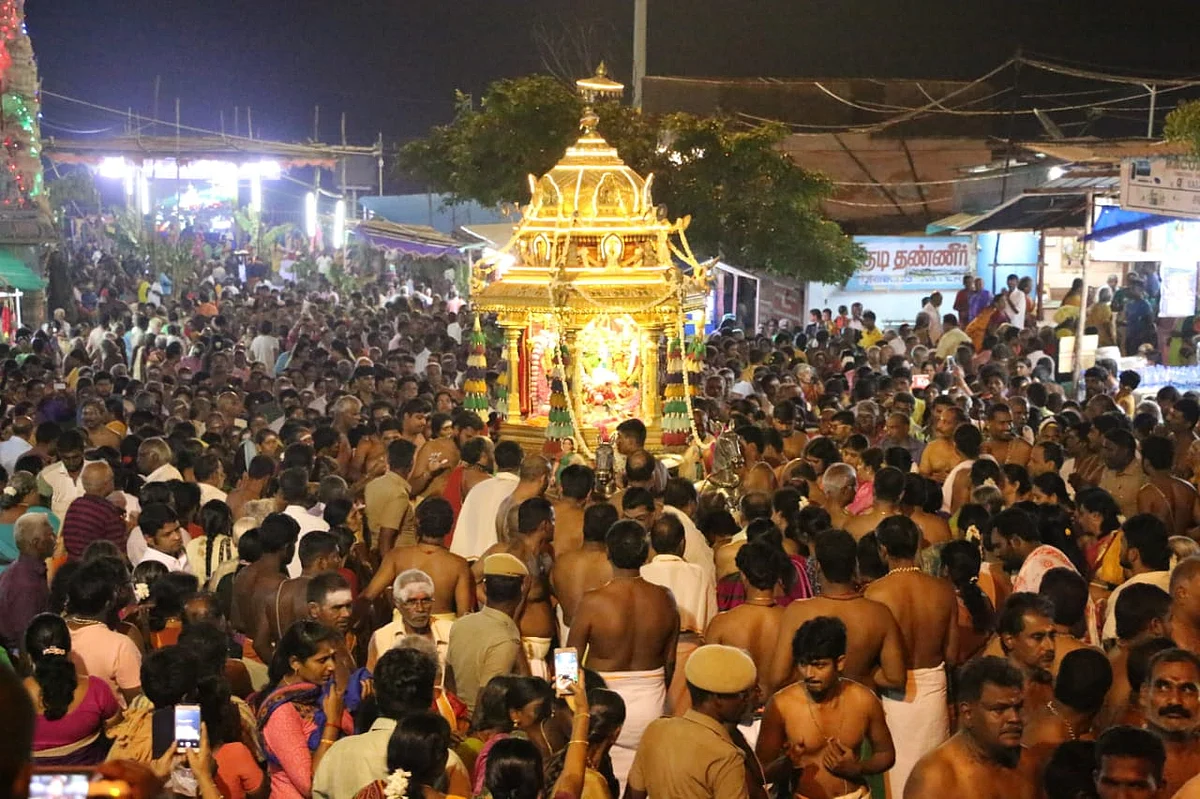 தங்கத்தேர் இழுக்கும் பக்தர்கள்