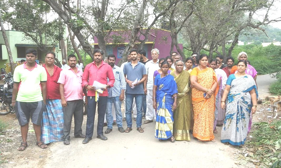 பணம் கொடுத்து ஏமாந்த மக்கள்