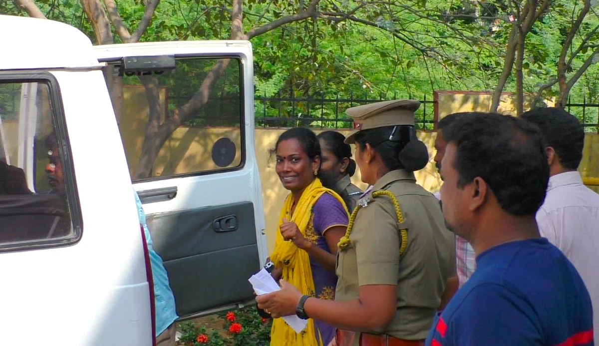 ஆஷாவை அழைத்துச் செல்லும் போலீஸார்