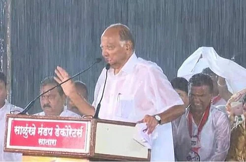மழையில் நனைந்தபடி பேசும் சரத்வபார்