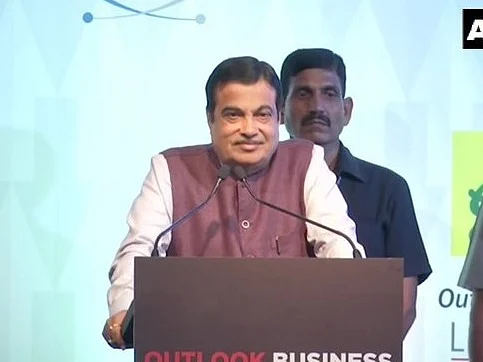 `அரசியலும் கிரிக்கெட்டை போலத்தான், எதுவும் நடக்கும்!- மகாராஷ்டிரா அரசியல் பற்றி நிதின் கட்கரி சூசகம்