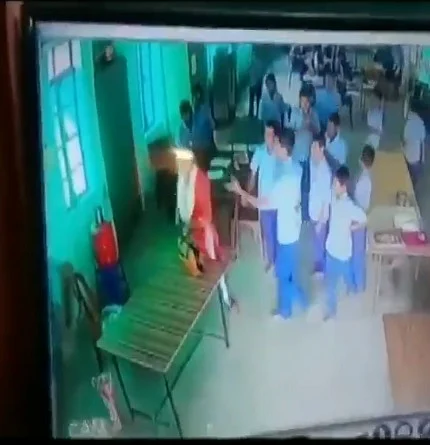 ஆசிரியையை தாக்கும் மாணவர்கள்