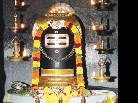 அரண்மனைபுகுந்த கள்வர்; மனம் இரங்கிய மன்னர் - கொடும்பாளூர் இடங்கழிநாயனார் குருபூஜை!