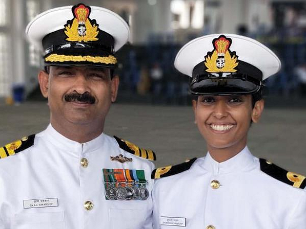 `அன்னிக்கி அப்பா சொன்னபடி இப்போ போட்டோ எடுத்துக்கிட்டோம்!’- நெகிழும் முதல் கடற்படை பெண் விமானி