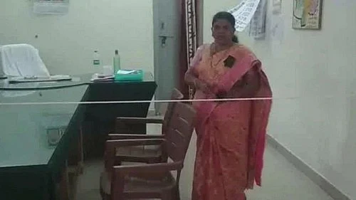 பாதுகாப்புக்காக கயிறு கட்டியுள்ள பெண் தாசில்தார்