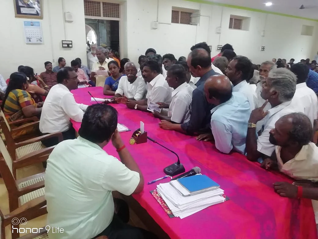 மனு அளிக்கும் மக்கள்