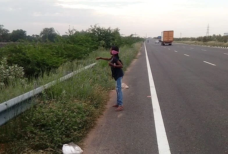 சாலை ஓரம் விதைப் பந்துகள் வீசும் ஷஸ்மிதா