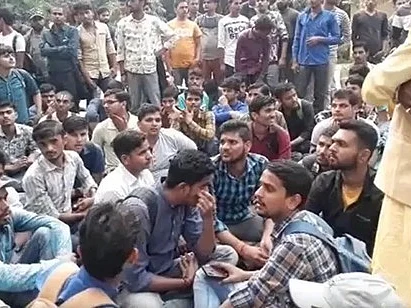 ``இஸ்லாமிய மதத்தவர், எங்களுக்கு வேதத்தைப் போதிக்கலாமா?’’- பனாரஸ் பல்கலையில் மாணவர்கள் போராட்டம்!