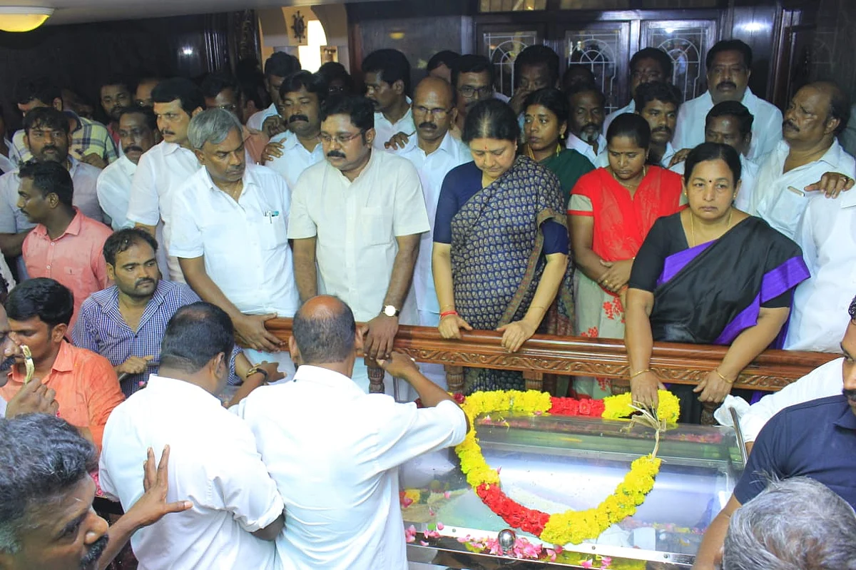 நடராசன் இறுதி சடங்கில்