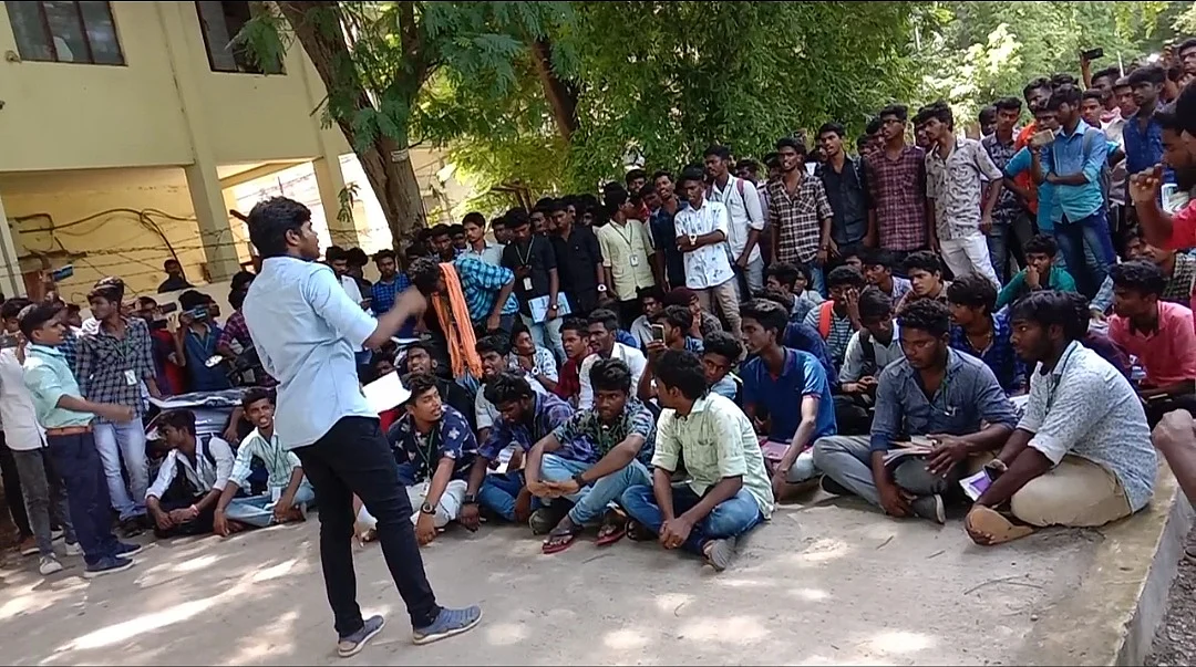 மாணவர் போராட்டத்தில் மணிகண்டன்