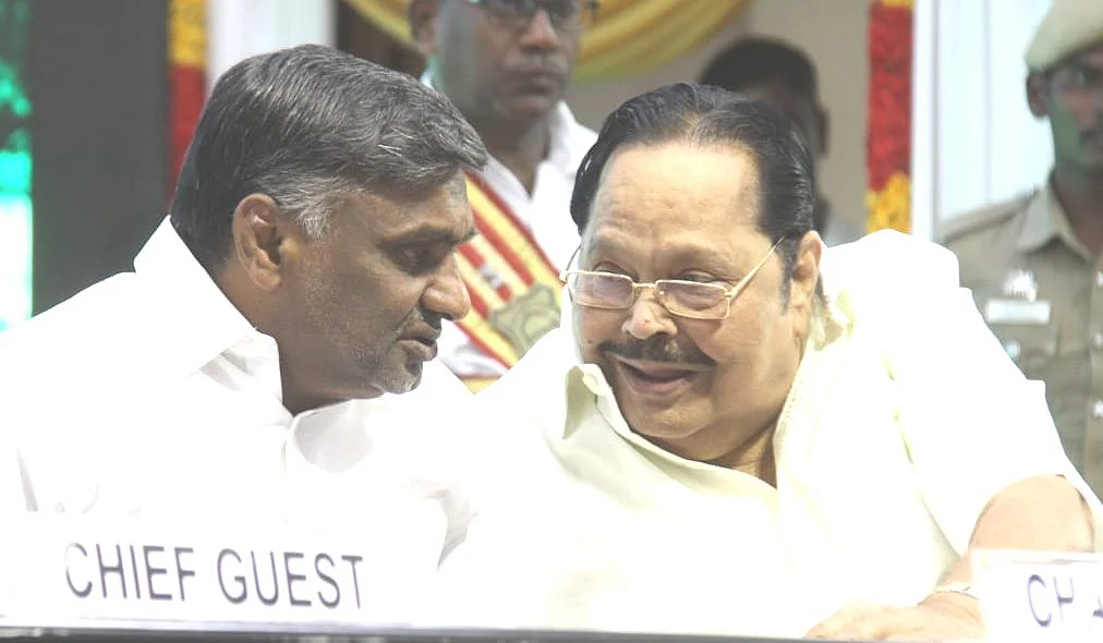வீரமணியுடன் சிரித்துப் பேசும் துரைமுருகன்