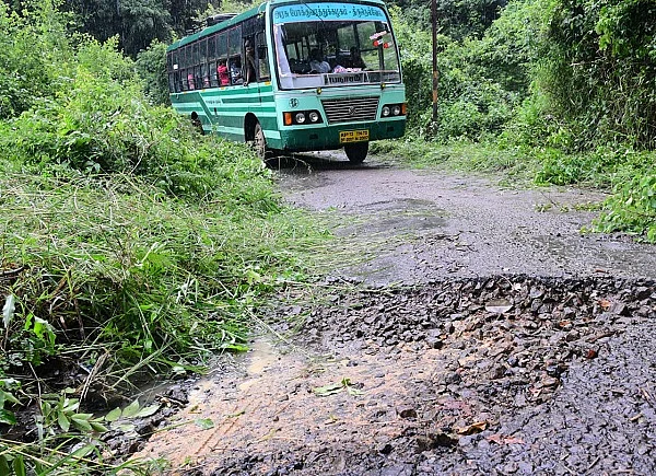 மோசமான சாலையில் ஆபத்தான பயணம்
