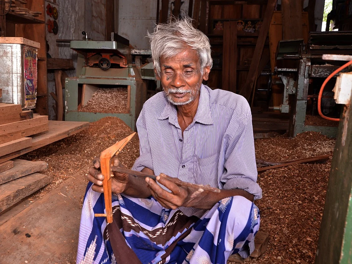 கண்கள் தெரியாத நிலையிலும் தச்சுத் தொழிலை நுட்பமாய்ச் செய்யும் 72 வயது பெருமாள் ஐயா!