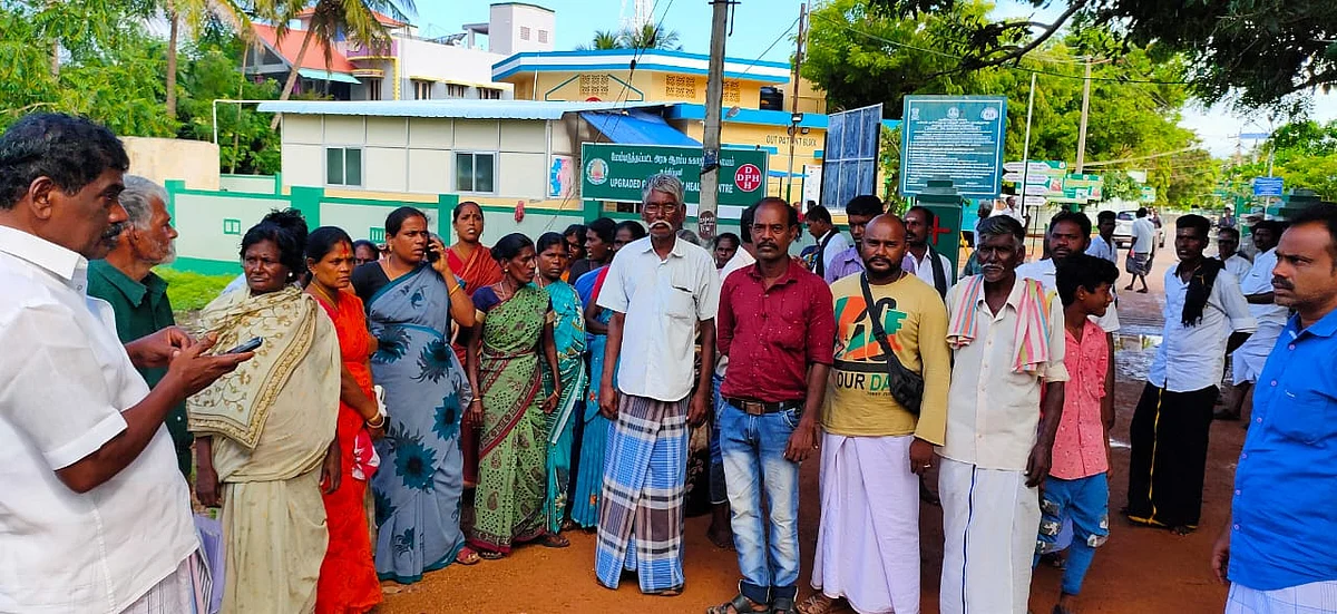 முற்றுகைப் போராட்டம் நடத்தும் உறவினர்கள்