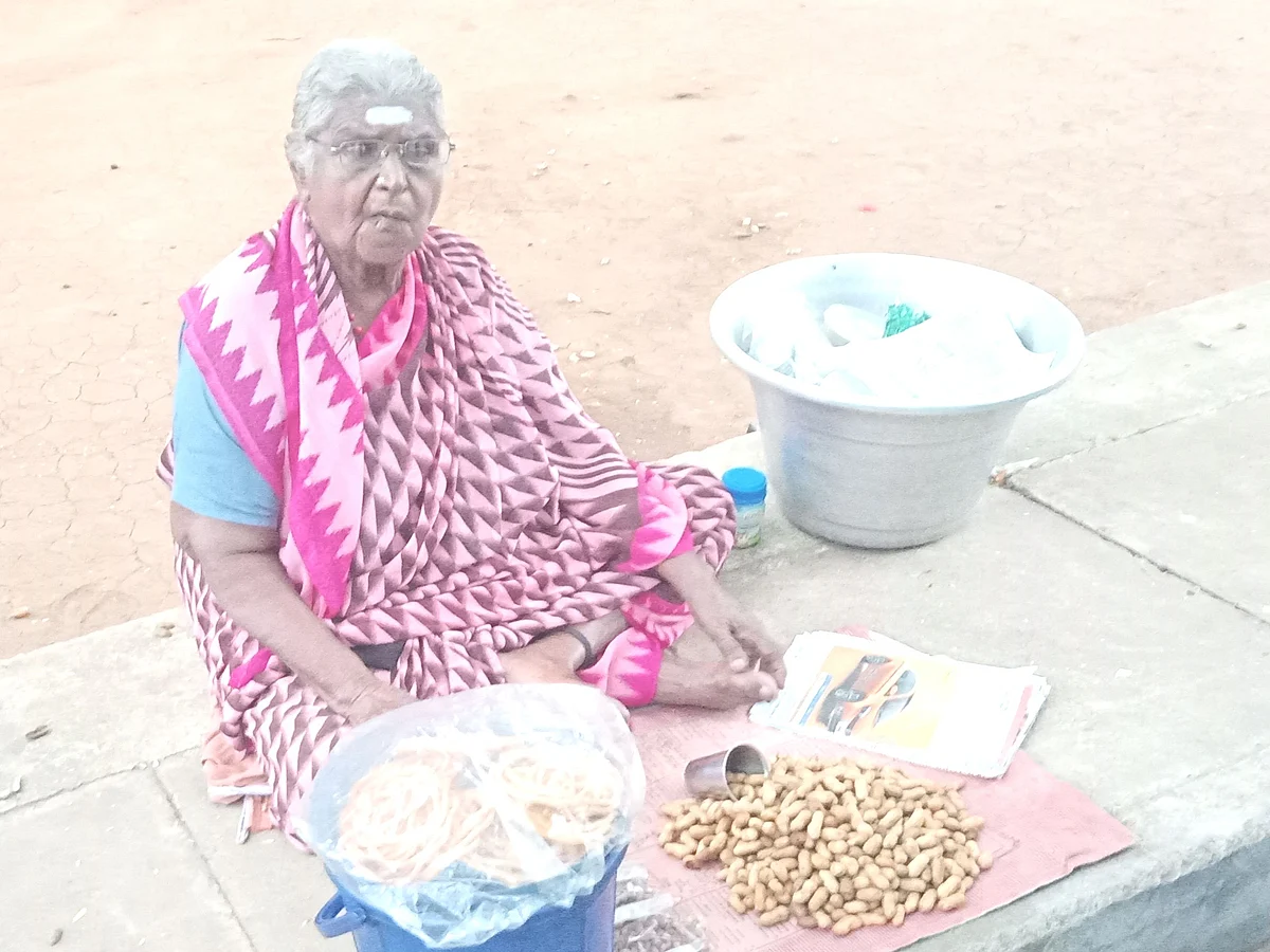 `ரூ.30தான் வருமானம்; ஆனாலும் தன்மானத்துடன் வாழ்க்கை'- 80 வயதிலும் உழைத்துச் சாப்பிடும் குப்பம்மாள் பாட்டி