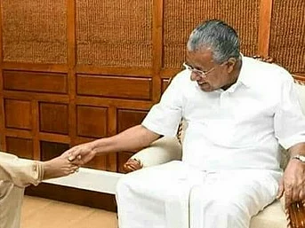 `கால் விரல்களைப் பிடித்து கைகுலுக்கிய பினராயி விஜயன்!’- கேரள மக்களை நெகிழவைத்த செல்ஃபி