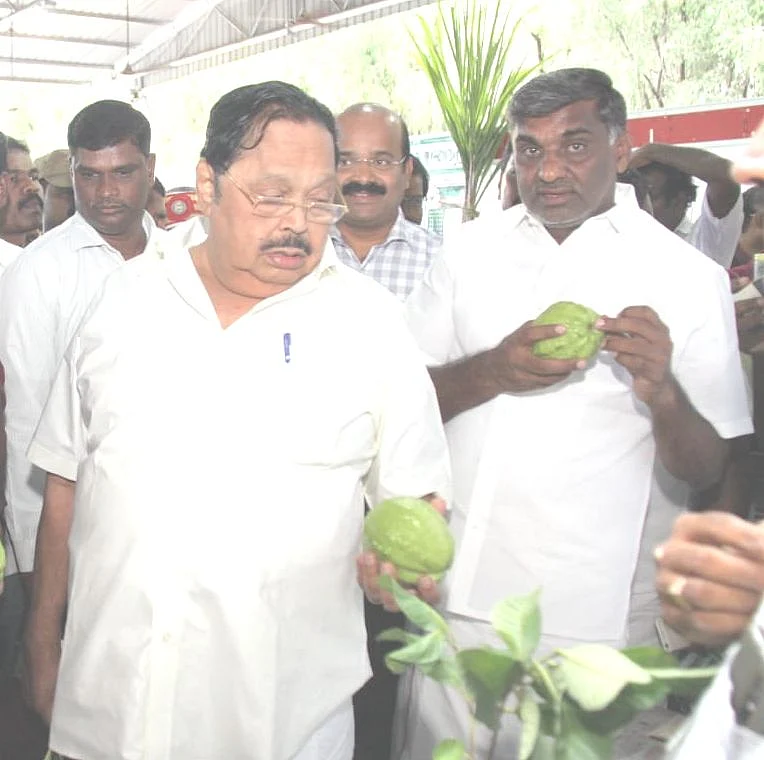 துரைமுருகனுடன் அமைச்சர் கே.சி.வீரமணி