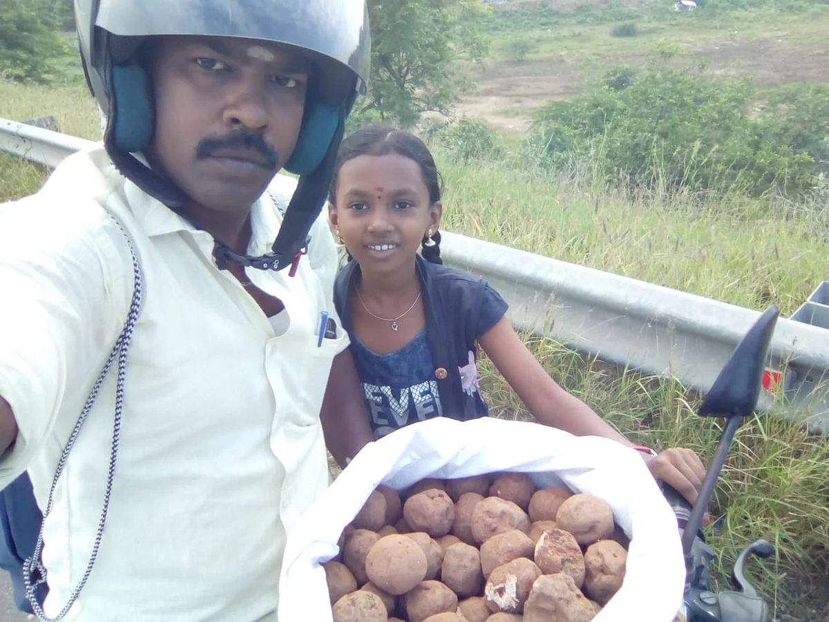 `ஒரு லட்சம் விதைப்பந்துகள்தான் இலக்கு!' - பசுமைப் பயணத்தில் அசத்தும் தந்தை - மகள்