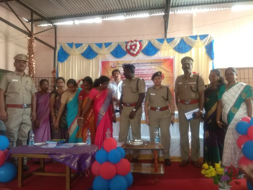 மாணவ, மாணவிகளுடன் போலீஸ் அதிகாரிகள்
