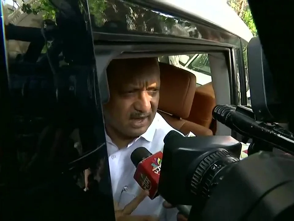 `நான் வருத்தப்படுவதுபோல் தெரிகிறதா?!’ -செய்தியாளர் சந்திப்பில் கலகலத்த அஜித் பவார்