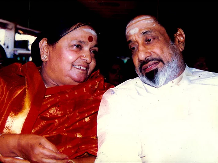 `சிவாஜி வசித்த வீடுங்கிறதுக்காகவாவது வெச்சிருக்கலாம்!'- ஆதங்கப்படும் பிரபலங்கள்