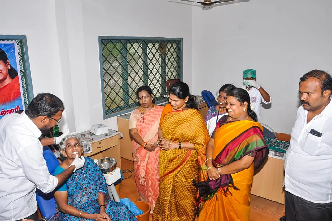மருத்துவ முகாமில் கனிமொழி
