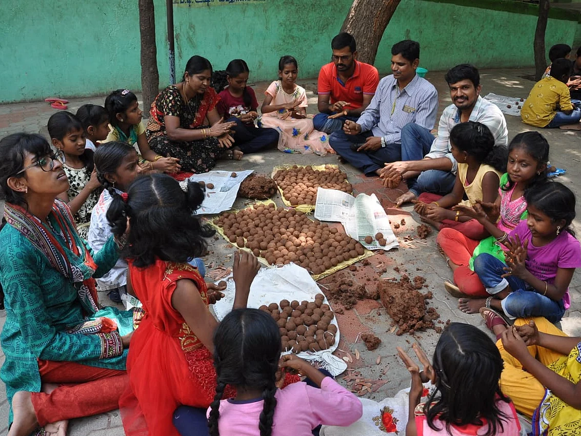`8,000 விதைப்பந்தில் நூறுதான் மிச்சம்!’ - அசத்தும் ஒத்தக்கடை அரசுப் பள்ளி