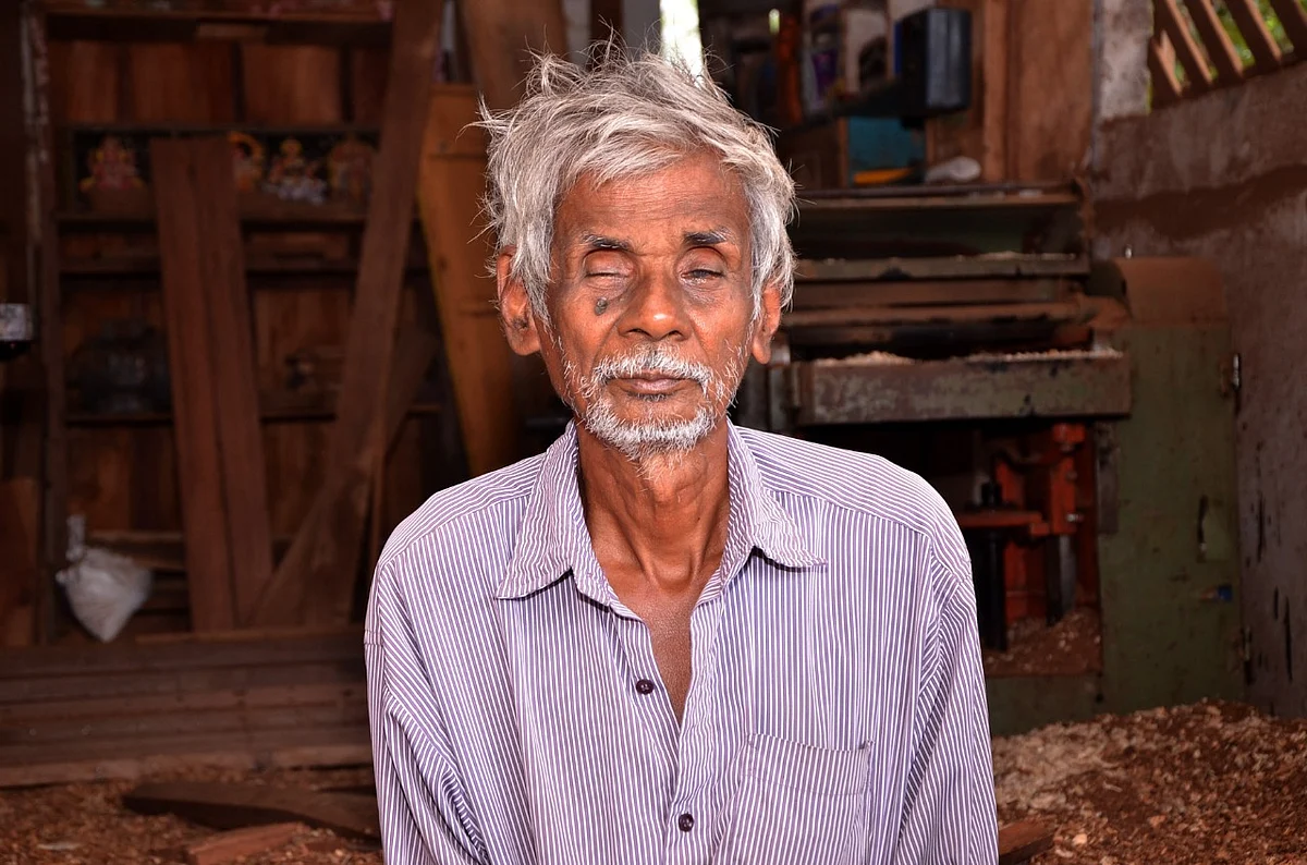 பார்வைச் சவால் கொண்ட பெருமாள் ஐயா.