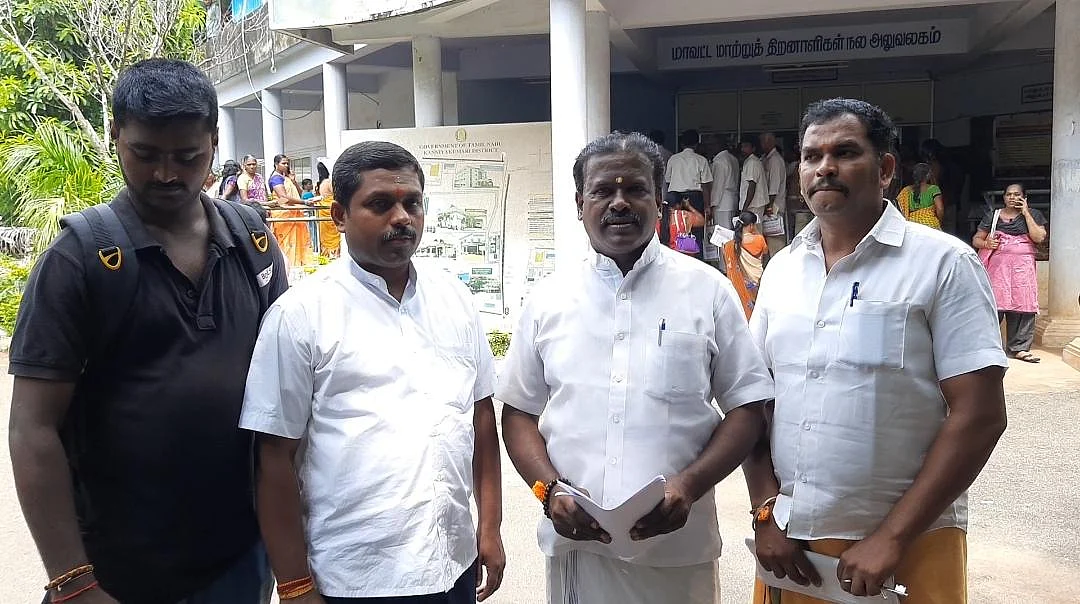 மனு அளிக்க வந்த வி.ஹெச்.பி.யினர்